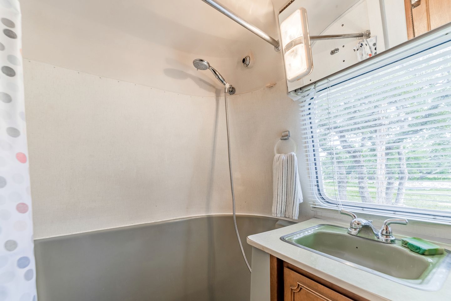 Fabulous Cozy Airstream Perfect for a Small Family Unique Escape in Texas