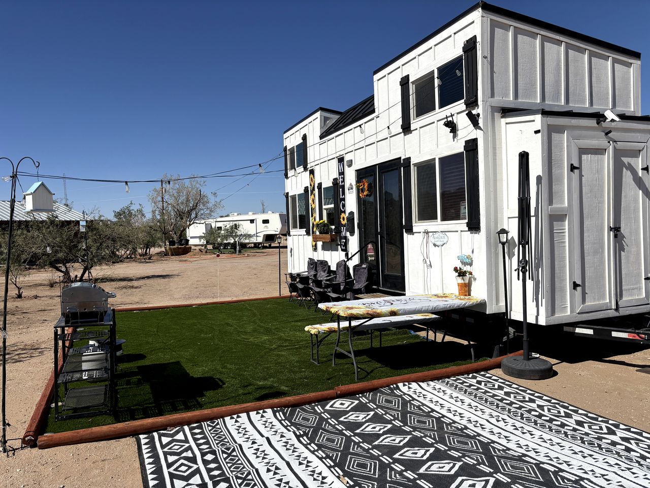 Remote Modern Tiny House with Deck, BBQ and Mountain Views in Arizona
