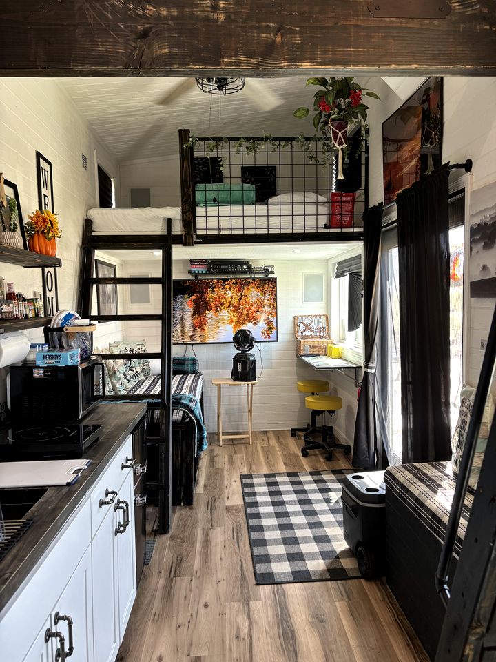 Remote Modern Tiny House with Deck, BBQ and Mountain Views in Arizona