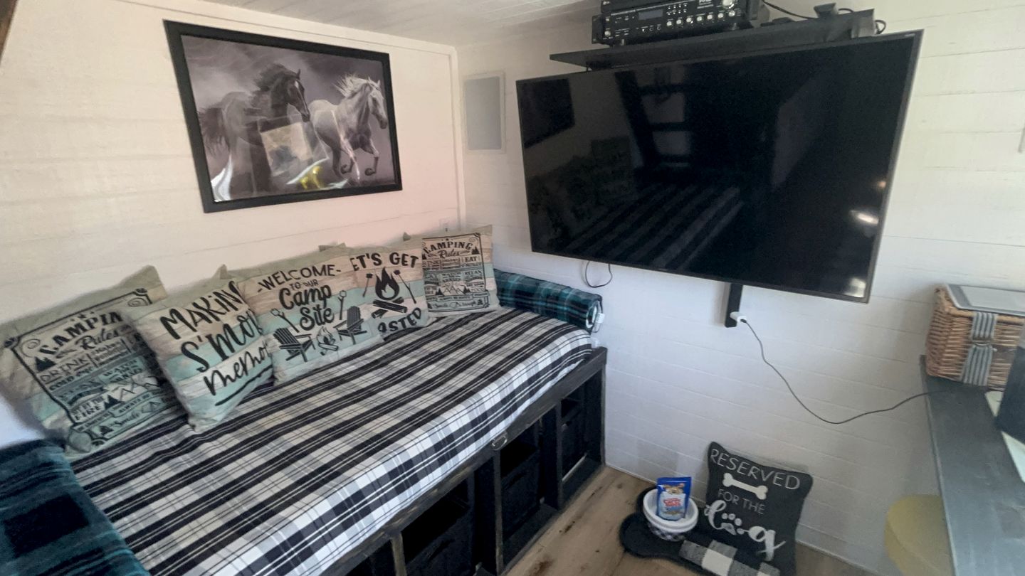 Remote Modern Tiny House with Deck, BBQ and Mountain Views in Arizona