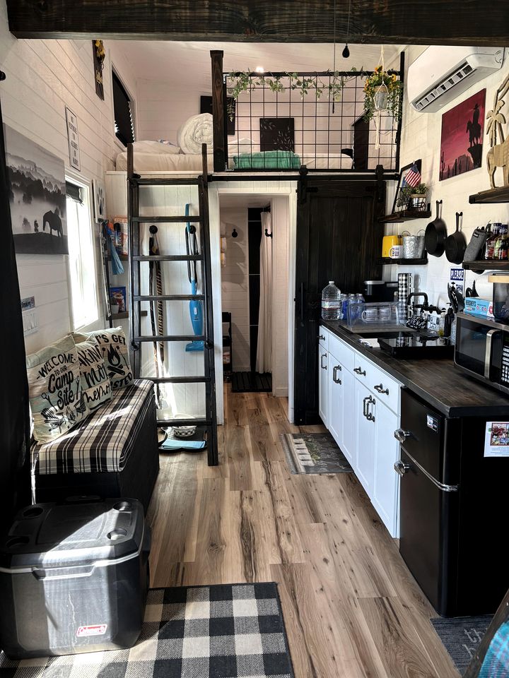 Remote Modern Tiny House with Deck, BBQ and Mountain Views in Arizona