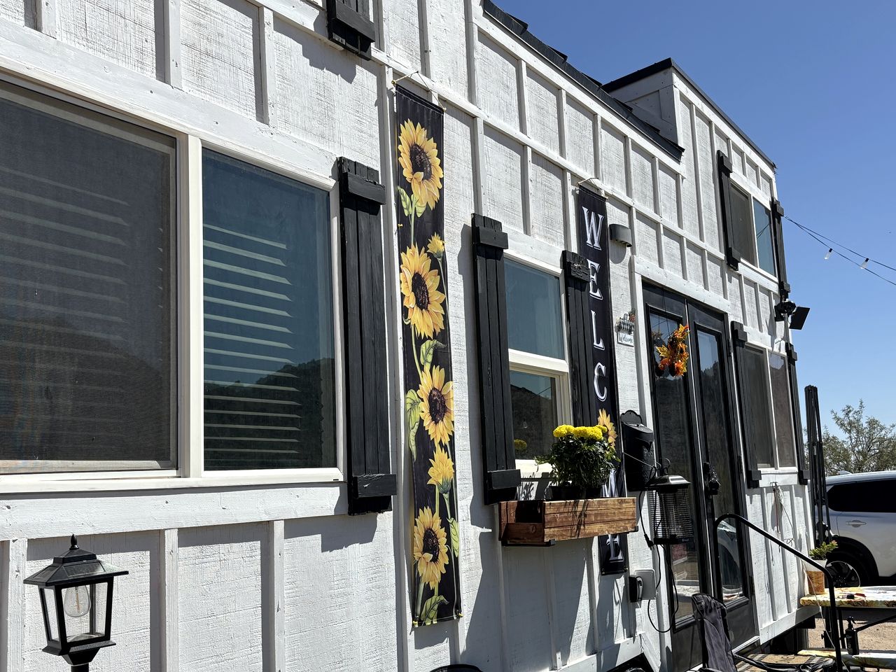 Remote Modern Tiny House with Deck, BBQ and Mountain Views in Arizona