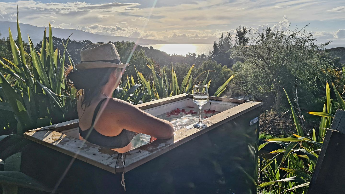 Beautiful Romantic Tiny House with Outdoor Bath and Breathtaking Views in NZ