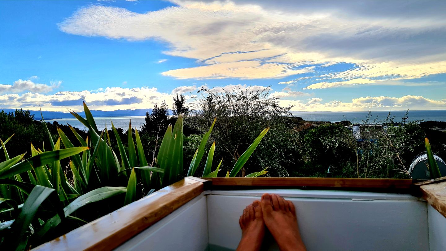 Beautiful Romantic Tiny House with Outdoor Bath and Breathtaking Views in NZ