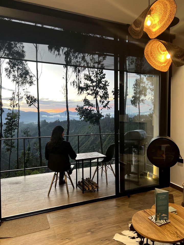 Luxurious Romantic Tiny House with Private Deck, Tub and Views in Ecuador