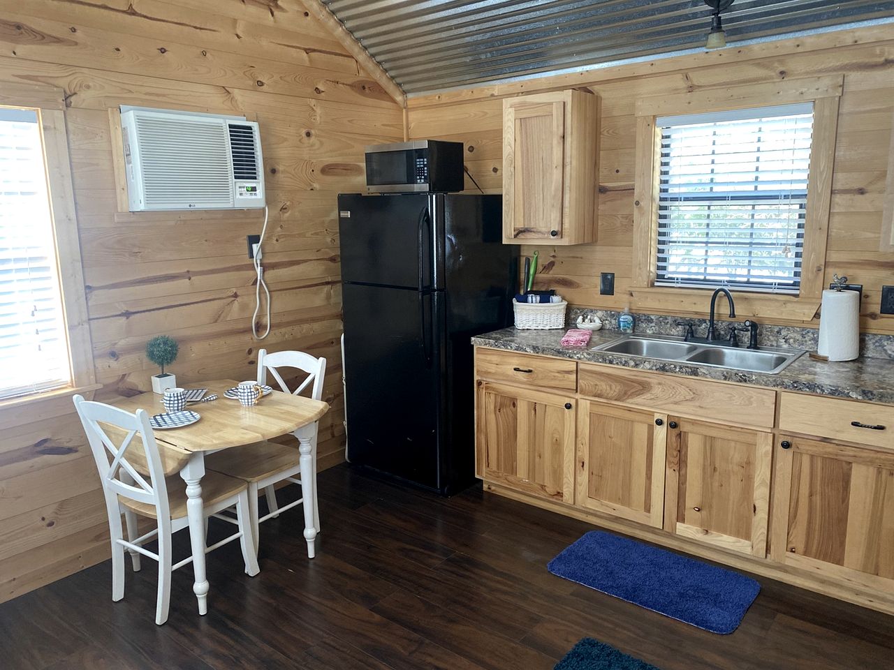 Rustic Dog-Friendly Cabin with Private Deck and Hot-Tub in Texas