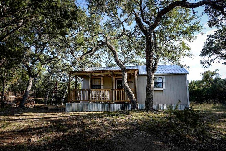 Rustic Dog-Friendly Cabin with Private Deck and Hot-Tub in Texas
