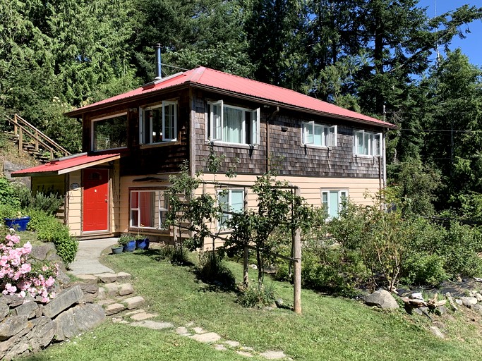 Magnificent Cottage with Stunning Sights in British Columbia