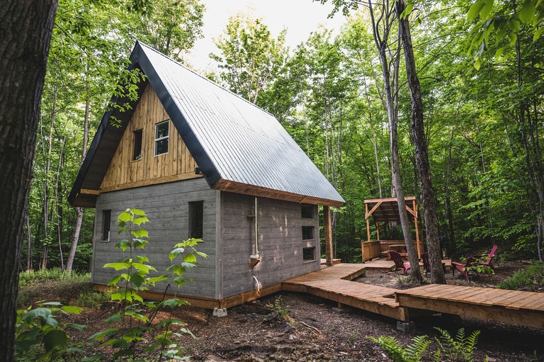 Embrace Nature in this Beautiful Tiny House with Fire Pit in Albert Mines, Quebec