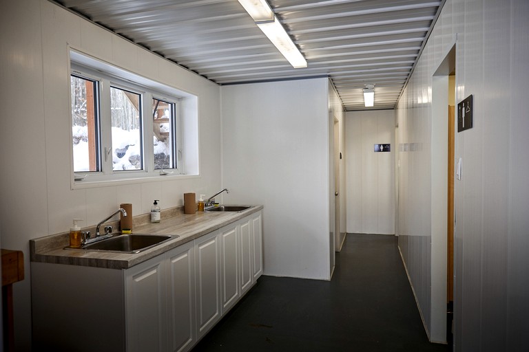 Cabins (Canada, Albert Mines, Quebec)