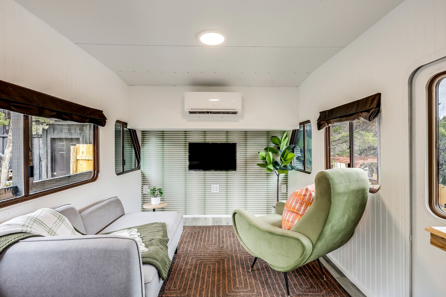 Unique Tiny House with Hot-tub, Fire Pit and Hiking Trail in Leander, Texas