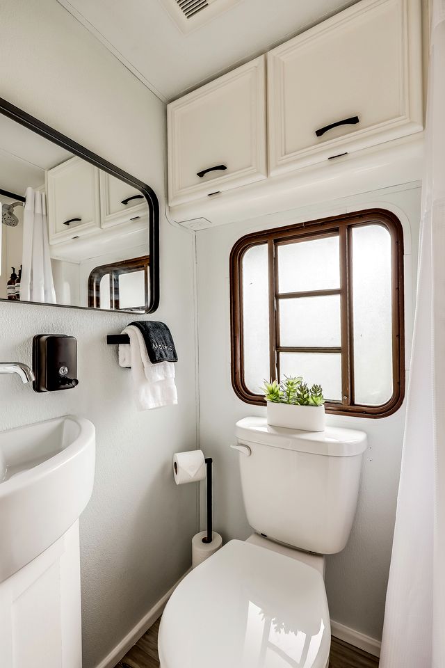 Unique Tiny House with Hot-tub, Fire Pit and Hiking Trail in Leander, Texas