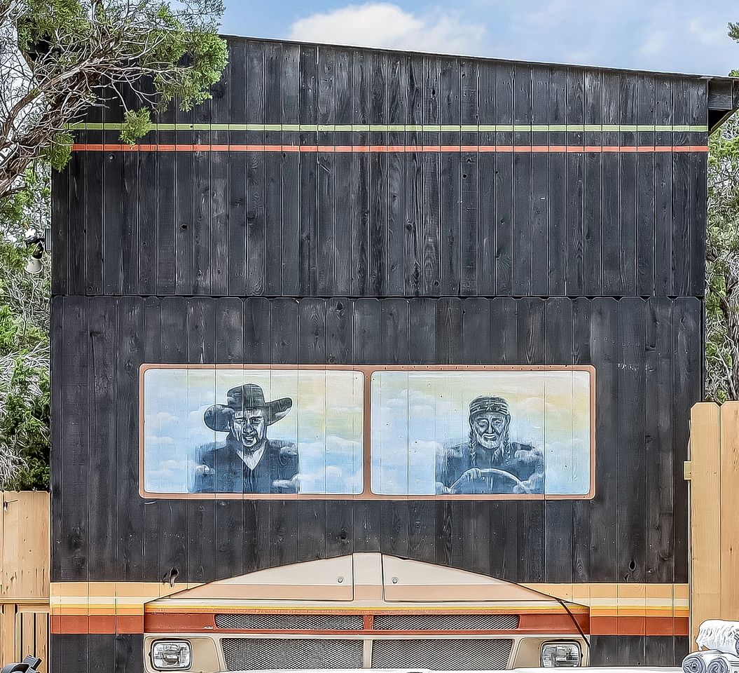 Unique Tiny House with Hot-tub, Fire Pit and Hiking Trail in Leander, Texas