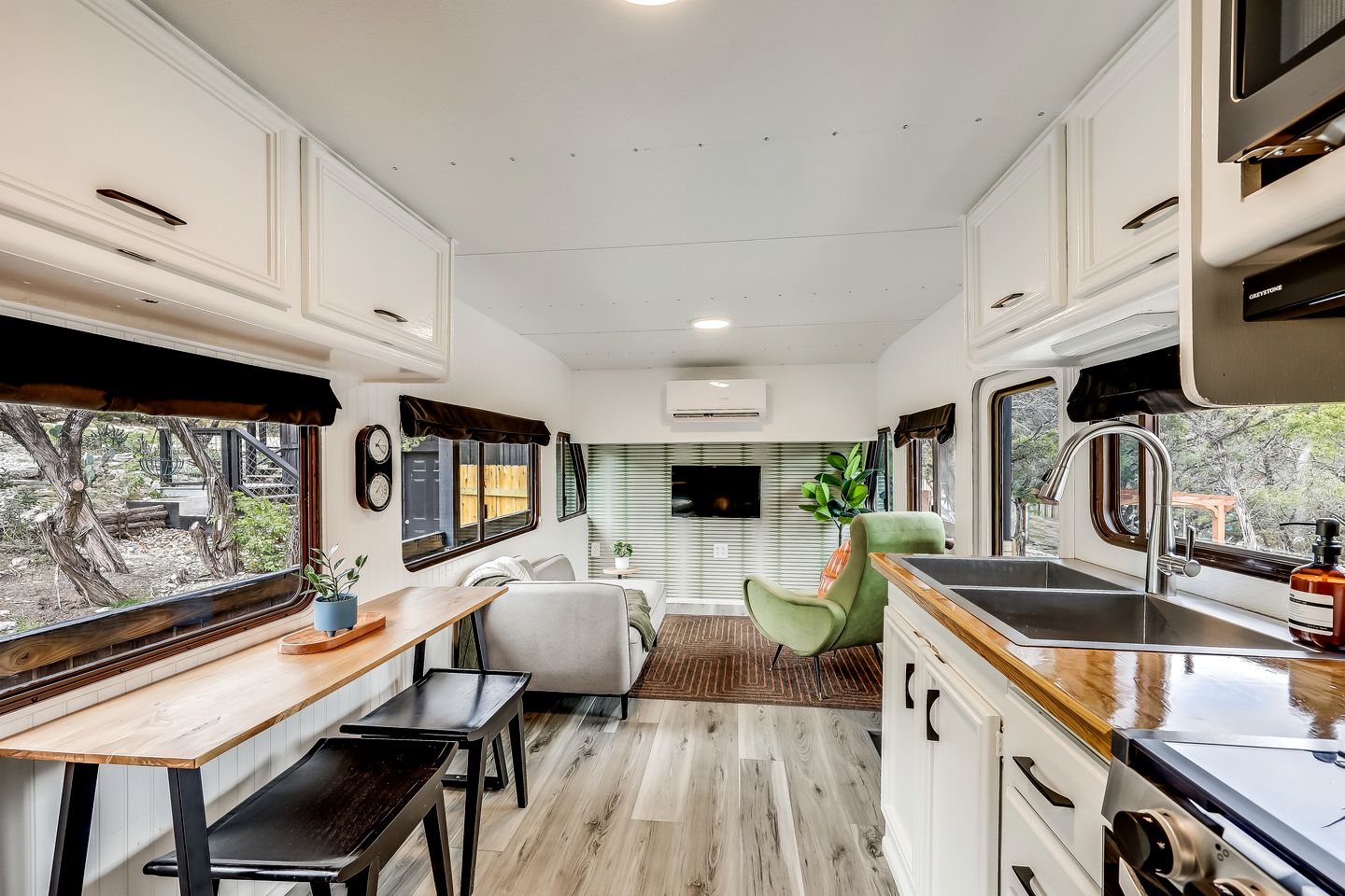 Unique Tiny House with Hot-tub, Fire Pit and Hiking Trail in Leander, Texas