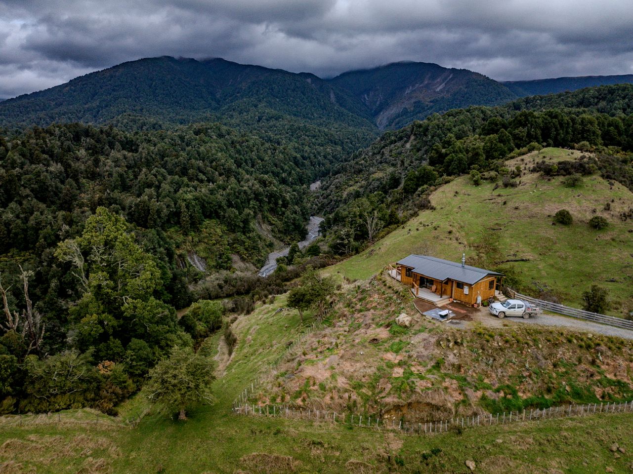 Serene Off-Grid Lodge with Breathtaking Views in Rangiwahia, North Island