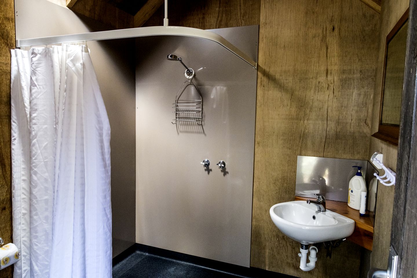 Cozy Hut Perfect for Outdoor Adventure Seekers in Branxholm, Tasmania