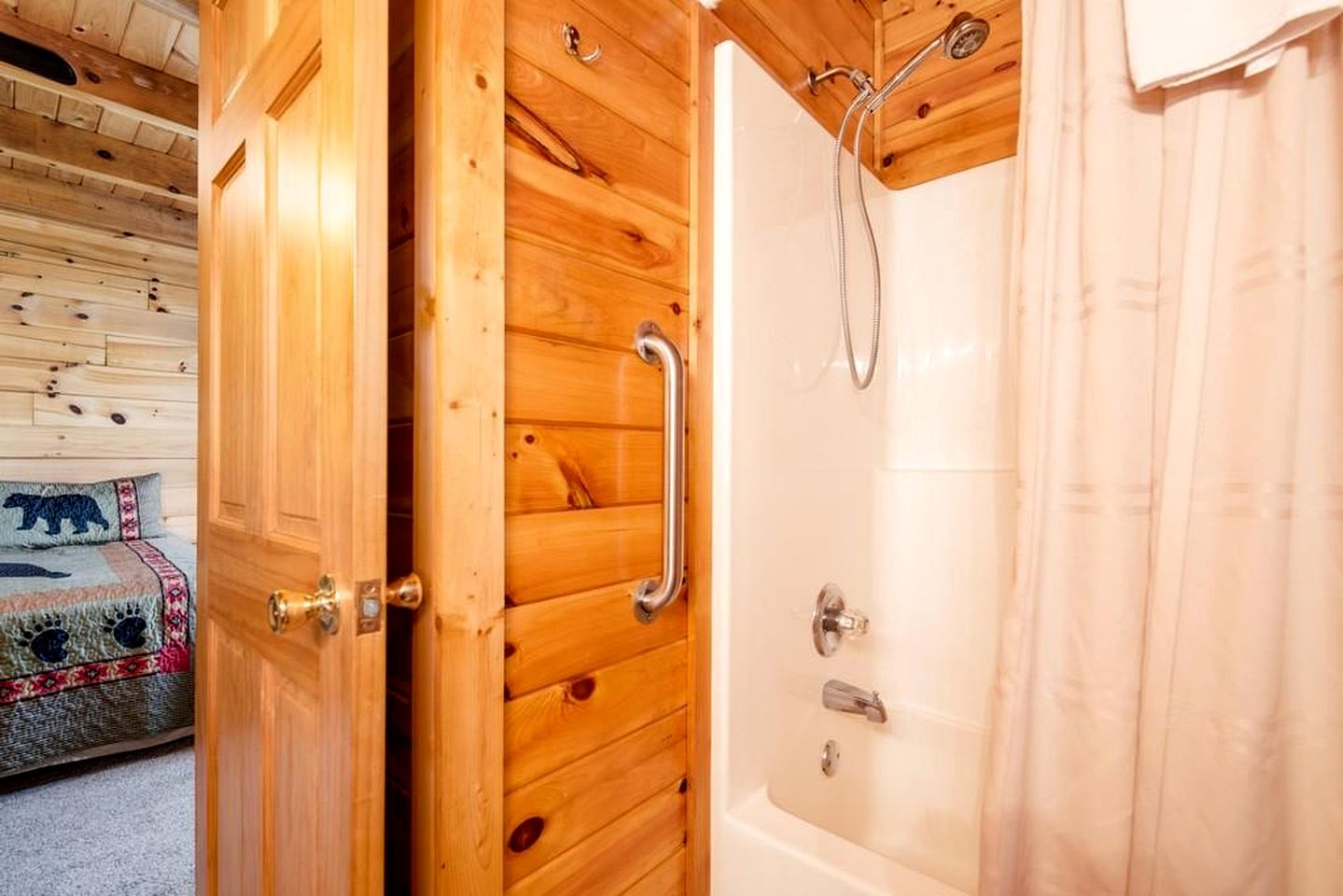 Charming Log Cabin Perfect for Families in Sevierville, Tennessee