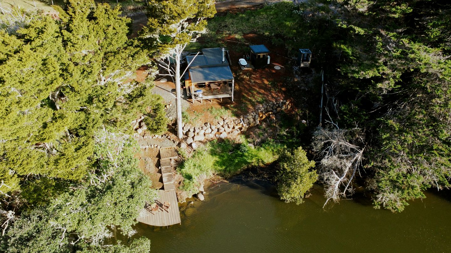 Off-Grid, Waterfront Glamping Cabin with Outdoor Shower and Bathtub, Perfect for a Romantic Escape to Kaeo, New Zealand