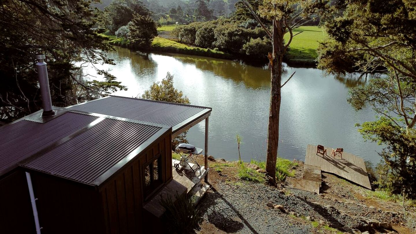 Off-Grid, Waterfront Glamping Cabin with Outdoor Shower and Bathtub, Perfect for a Romantic Escape to Kaeo, New Zealand