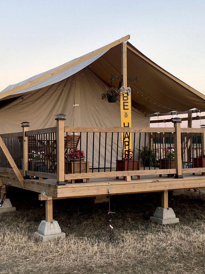 Cozy Safari Tent with Gorgeous Lake Views in Lone Oak, Texas