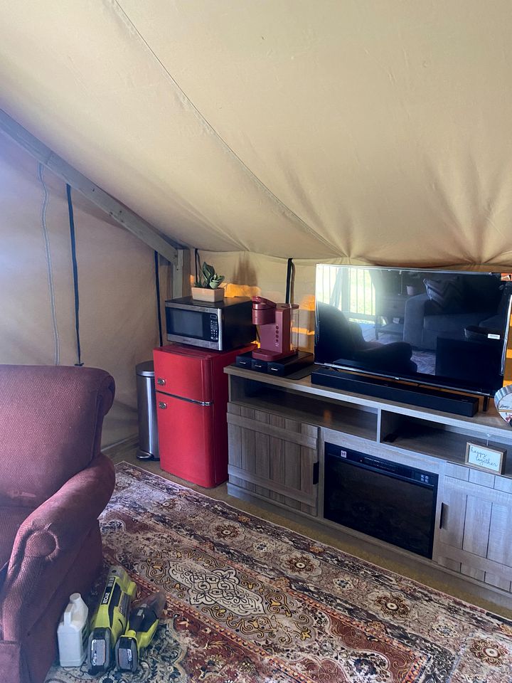Cozy Safari Tent with Gorgeous Lake Views in Lone Oak, Texas