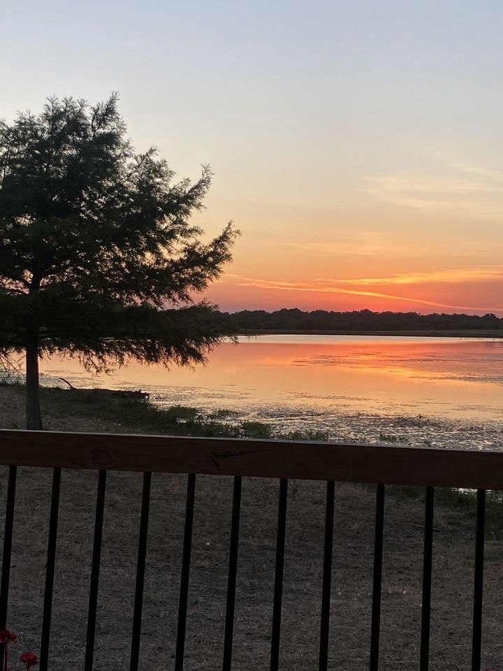 Cozy Safari Tent with Gorgeous Lake Views in Lone Oak, Texas