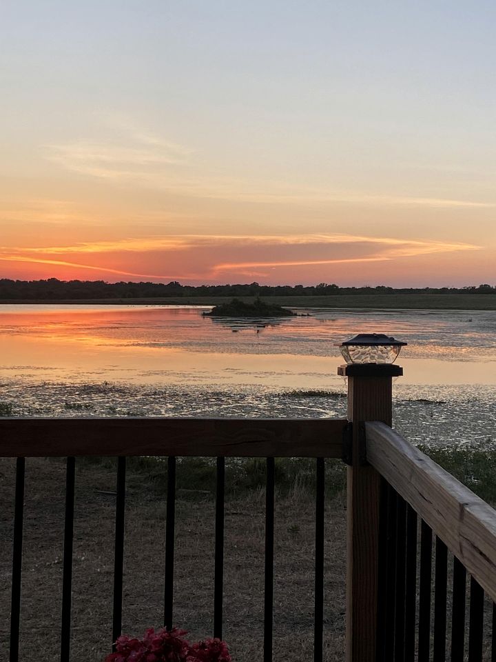 Cozy Safari Tent with Gorgeous Lake Views in Lone Oak, Texas