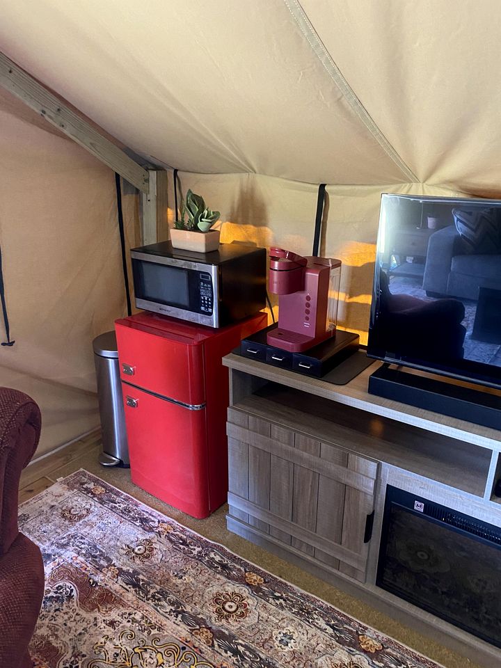 Cozy Safari Tent with Gorgeous Lake Views in Lone Oak, Texas