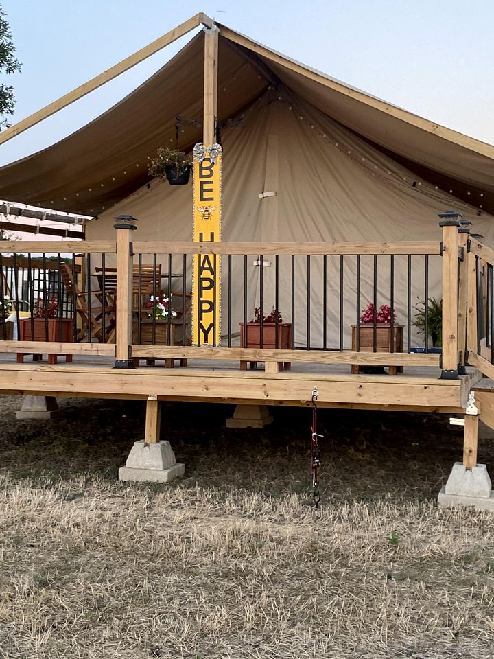 Cozy Safari Tent with Gorgeous Lake Views in Lone Oak, Texas