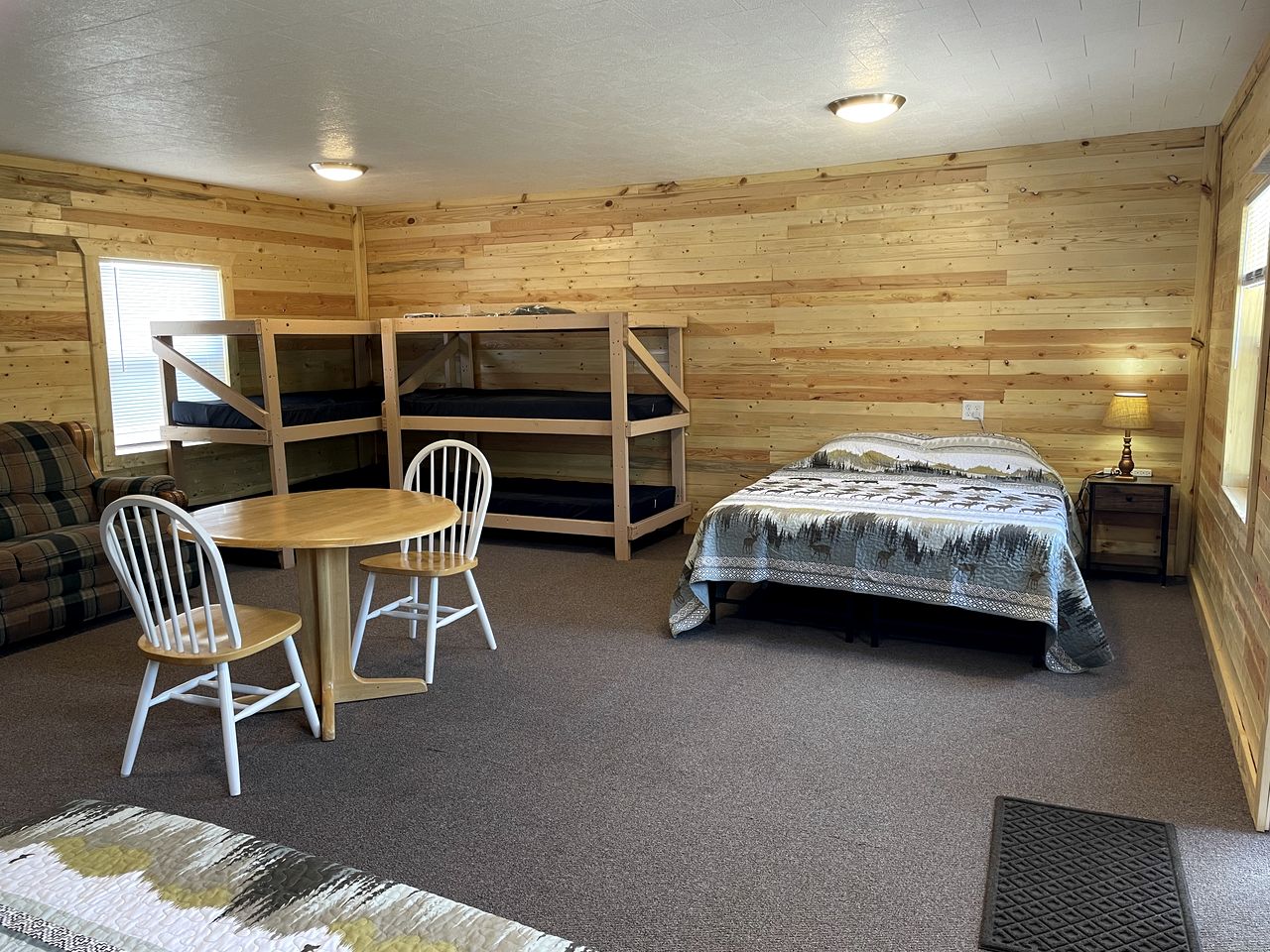 Wonderful Cabin that Sleeps 12 near the Cedar River in Letts, Iowa
