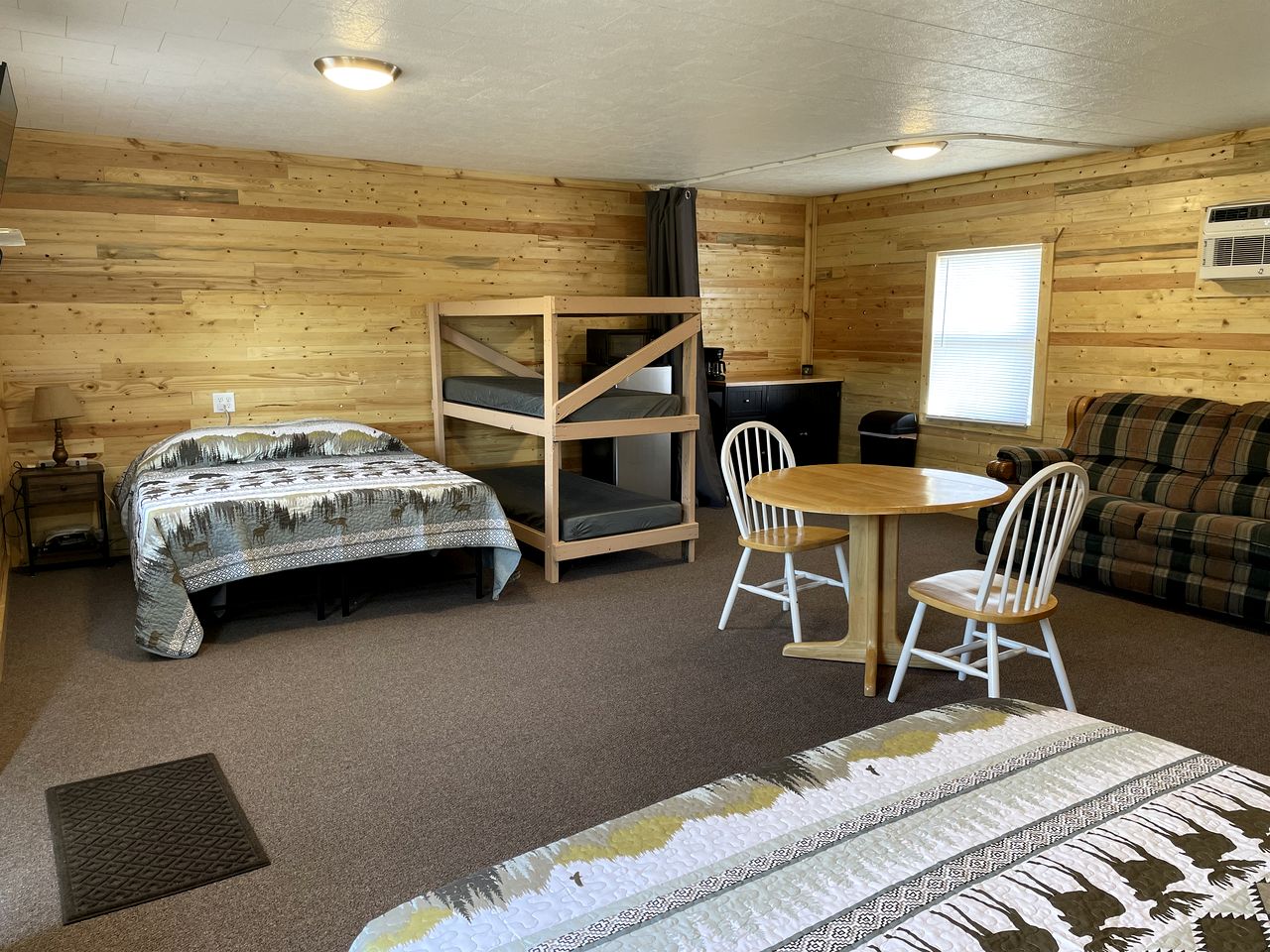 Wonderful Cabin that Sleeps 12 near the Cedar River in Letts, Iowa