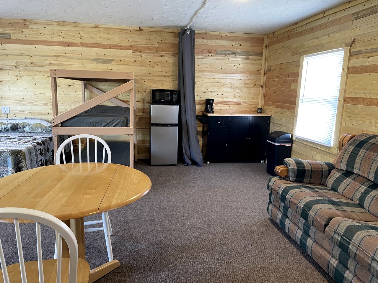 Wonderful Cabin that Sleeps 12 near the Cedar River in Letts, Iowa