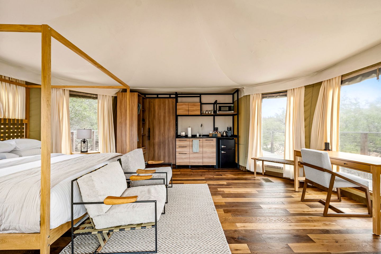 Gorgoeus Glamping Lodge with Spa-Like Bathroom for a Memorable Vacation in Nature in Stonewall, Texas