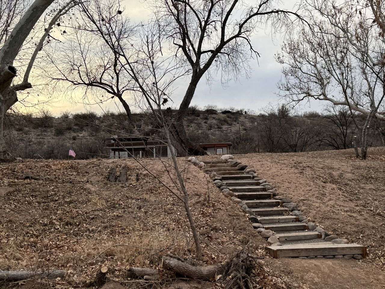 Cozy Creekside Cottage with Deck and Fire Pit in Camp Verde, Arizona
