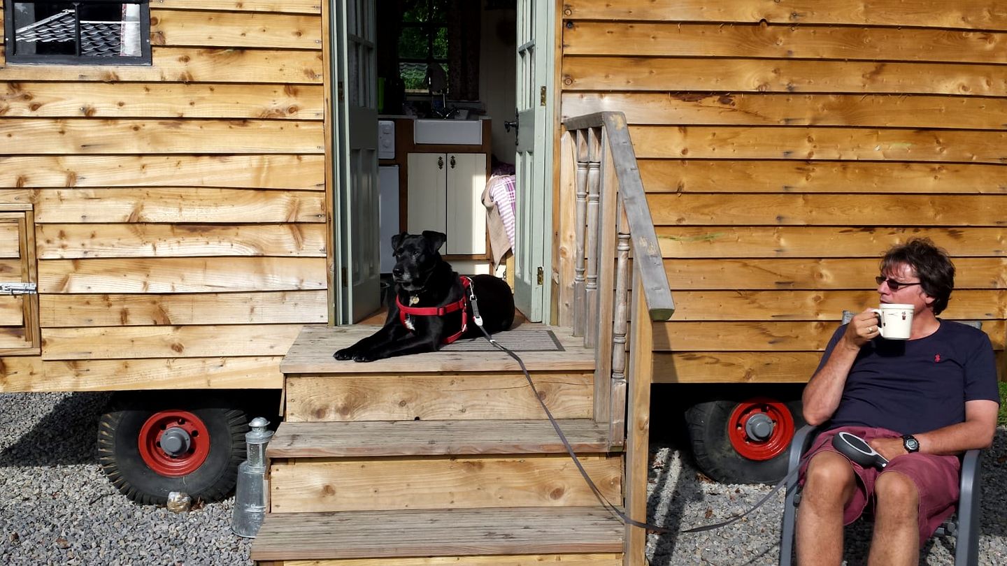 Luxurious Shepherd's Hut Nestled in the Worcestershire Countryside for an Amazing Rural Retreat in England