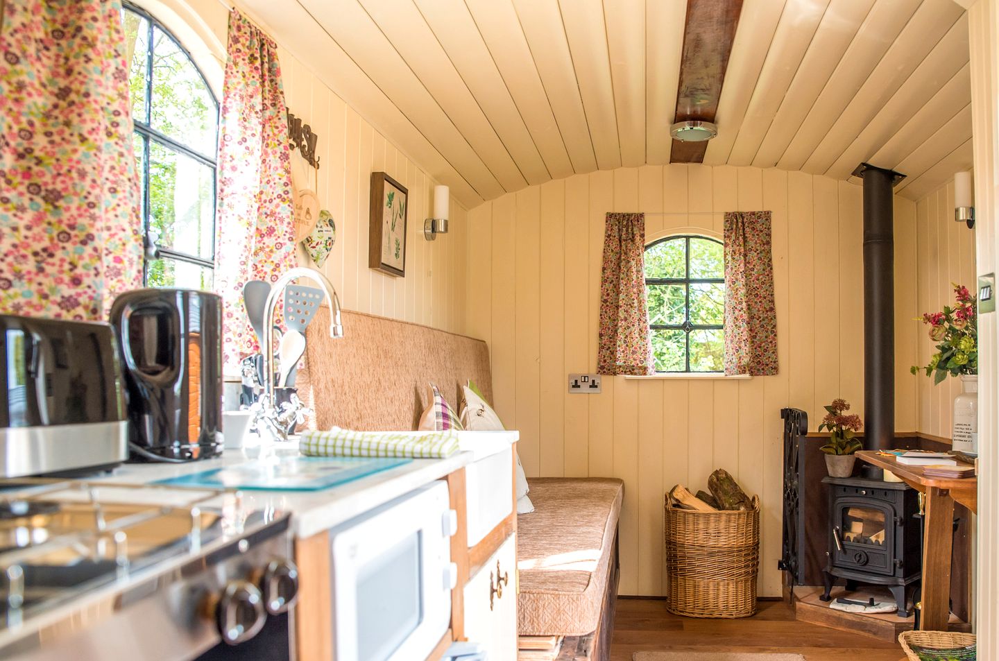 Luxurious Shepherd's Hut Nestled in the Worcestershire Countryside for an Amazing Rural Retreat in England