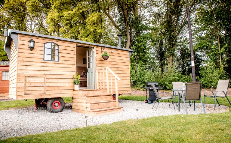 Luxurious Shepherd's Hut Nestled in the Worcestershire Countryside for an Amazing Rural Retreat in England