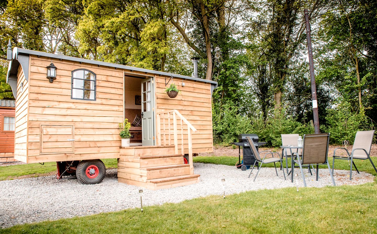 Luxurious Shepherd's Hut Nestled in the Worcestershire Countryside for an Amazing Rural Retreat in England