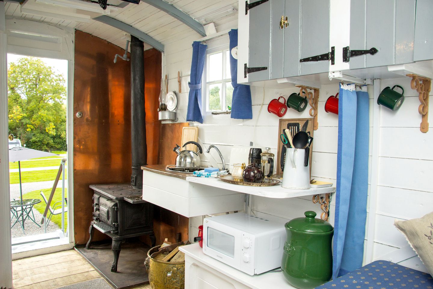Amazing Vintage Caravan for a Unique Glamping Experience in Rural Worcestershire, England