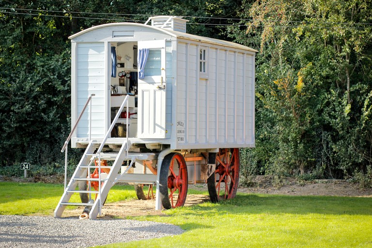 Amazing Vintage Caravan for a Unique Glamping Experience in Rural Worcestershire, England