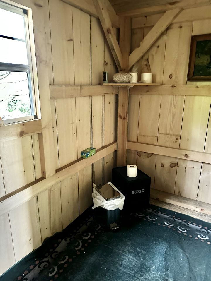 Cozy Off-Grid Cabin with Breathtaking Serene Views for a Peaceful Getaway Surrounded by Nature in Barton, Vermont