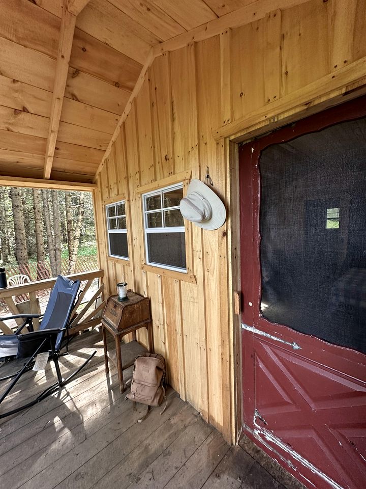 Cozy Off-Grid Cabin with Breathtaking Serene Views for a Peaceful Getaway Surrounded by Nature in Barton, Vermont