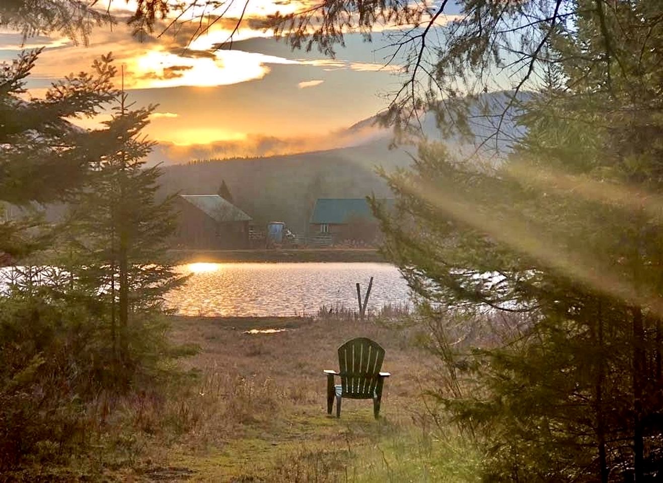 Cozy Off-Grid Cabin with Breathtaking Serene Views for a Peaceful Getaway Surrounded by Nature in Barton, Vermont