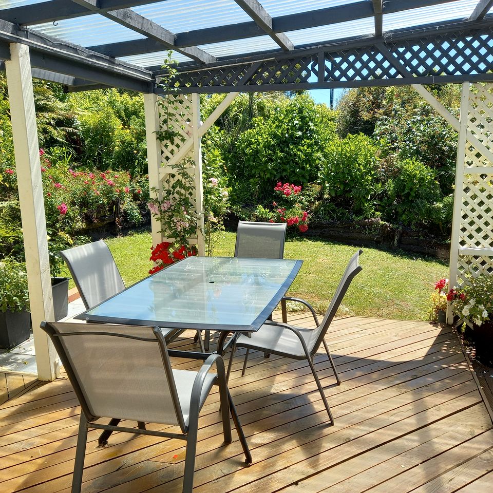 Cozy Private Cottage on a Farm with a Beautiful Patio for an Unforgettable Getaway in Hokitika, South Island