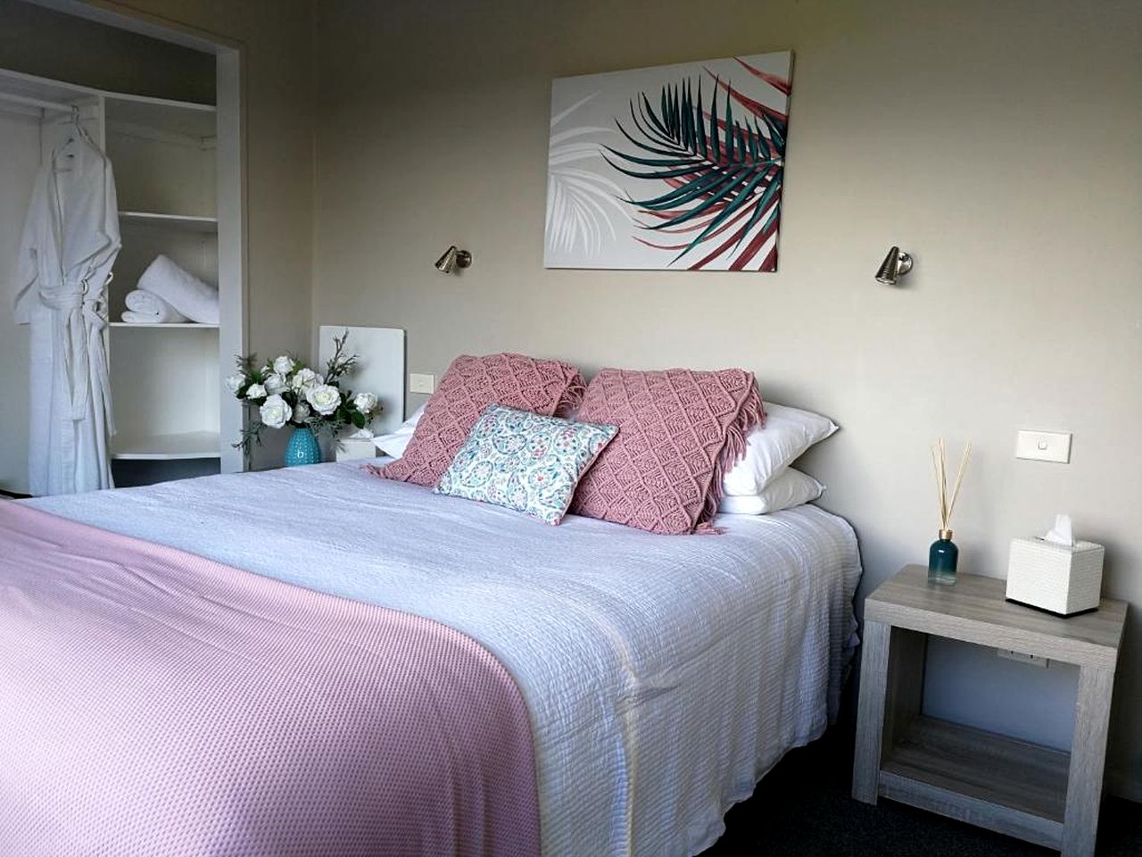 Cozy Private Cottage on a Farm with a Beautiful Patio for an Unforgettable Getaway in Hokitika, South Island