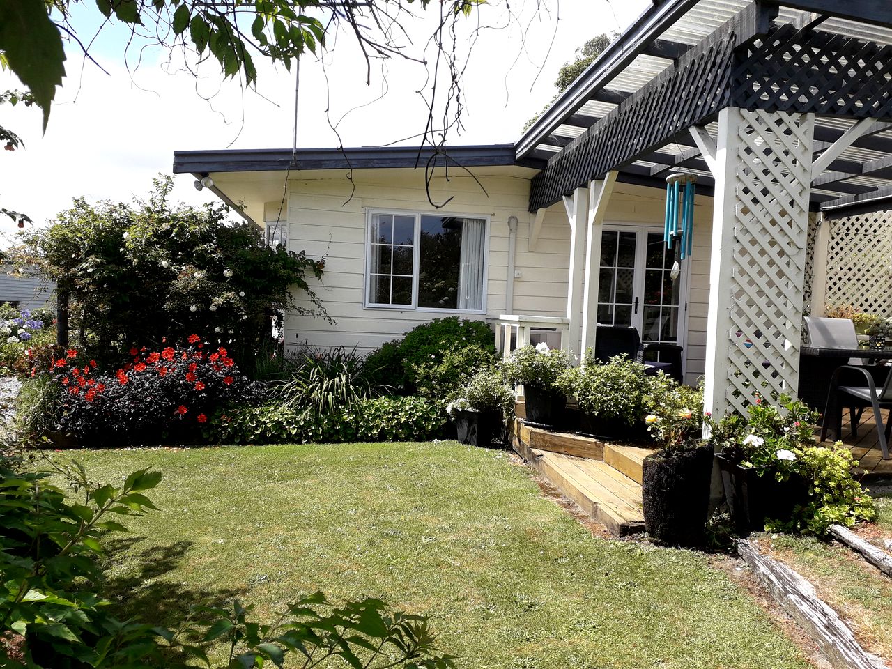 Cozy Private Cottage on a Farm with a Beautiful Patio for an Unforgettable Getaway in Hokitika, South Island