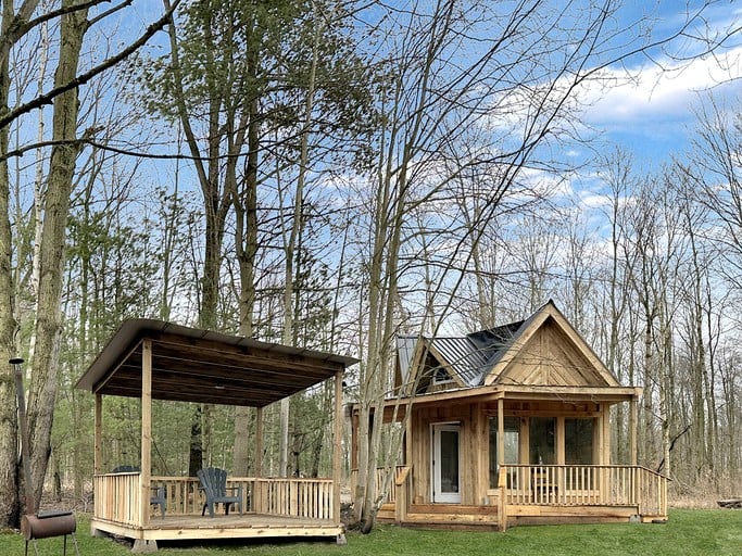 Cozy Secluded Tiny Cabin for a True Getaway in the Outdoors Surrounded by Nature in Simcoe, Ontario