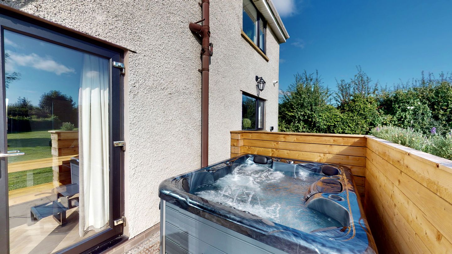 Incredible Holiday Home in the Countryside with Hot Tub and Garden for a Peaceful Getaway in Lancaster, England
