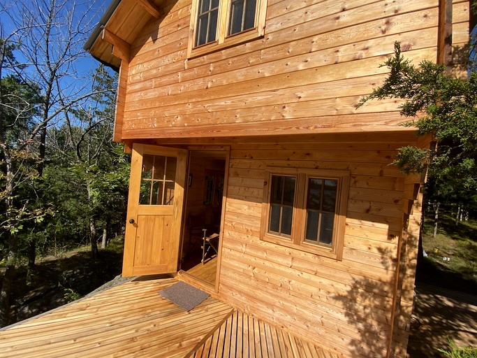 Cabins (Canada, Perth Road, Ontario)