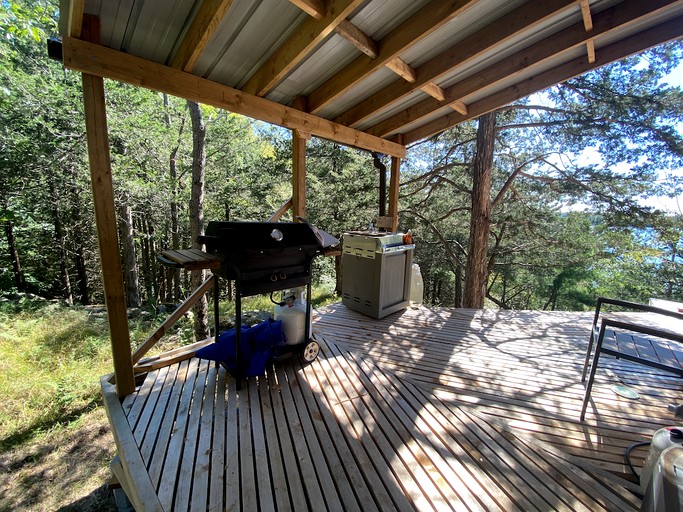 Cabins (Canada, Perth Road, Ontario)